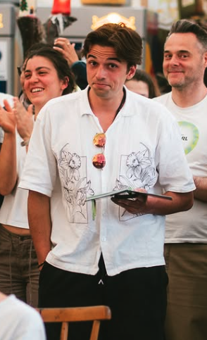 Nico Krüger mit Tablet in der Hand